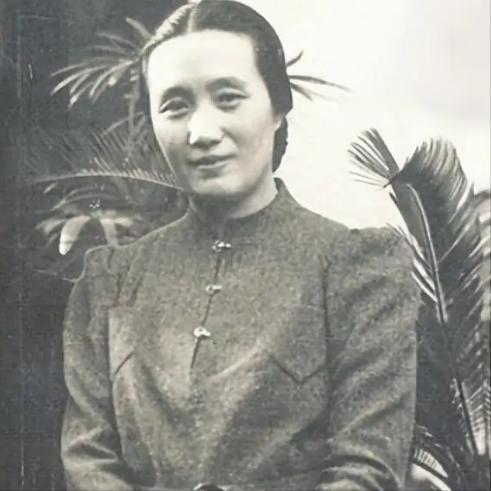 1925年，连生4女的董竹君，为圆丈夫儿子梦，冒死怀第5胎，她肚大肥圆，