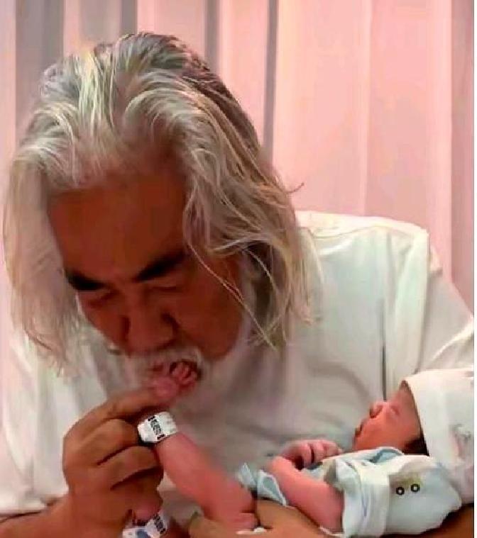 张纪中，72岁高龄，再度成为父亲，消息一出，舆论哗然。他与42岁的妻子杜星霖生下