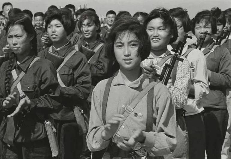 你看这张照片，拍的是1965年上海的女民兵在训练。画面里那些年轻姑娘，端着枪，神