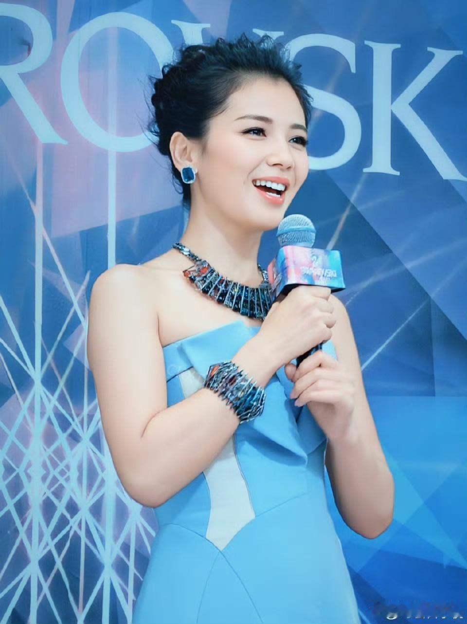 刘涛，好喜欢这身蓝色抹胸长裙