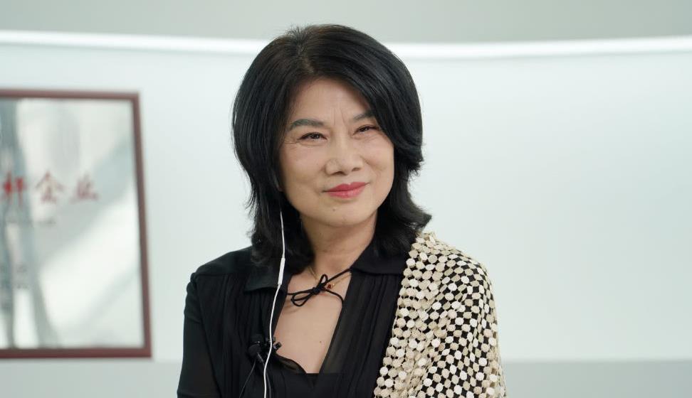 董明珠面对主持人的问题毫不避讳地说：“我没有亲戚、没有朋友。”富有、掌权、站在