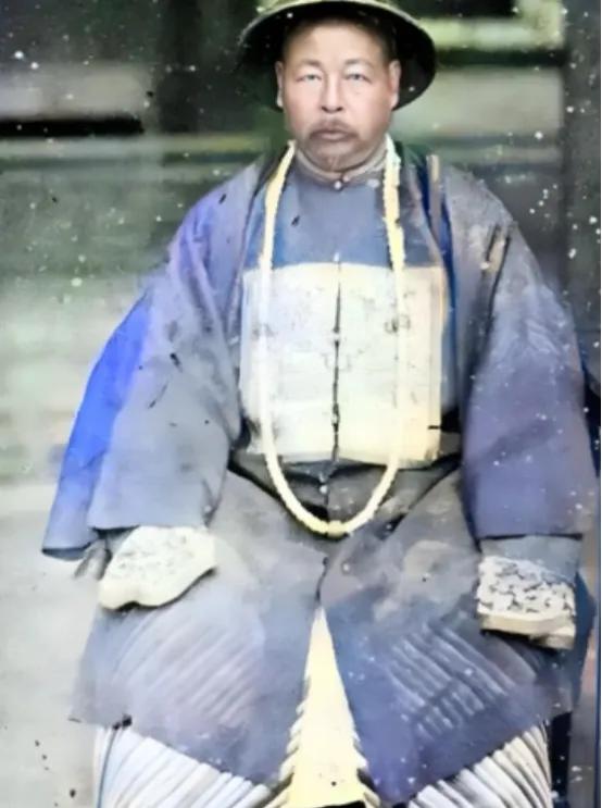 1996年，左宗棠曾孙想回上海，写信给市委，请求分一套低楼层的房，谁料，他时任上