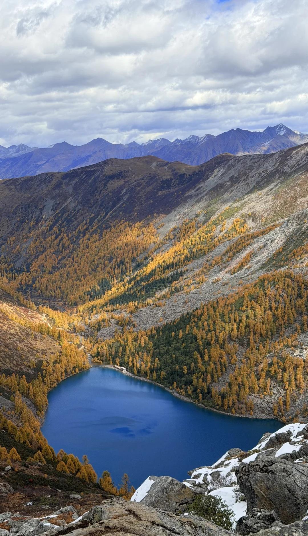 抓住了党岭最后的秋📍一日反穿三湖攻略图片均是10月28日实拍DAY1:🚗