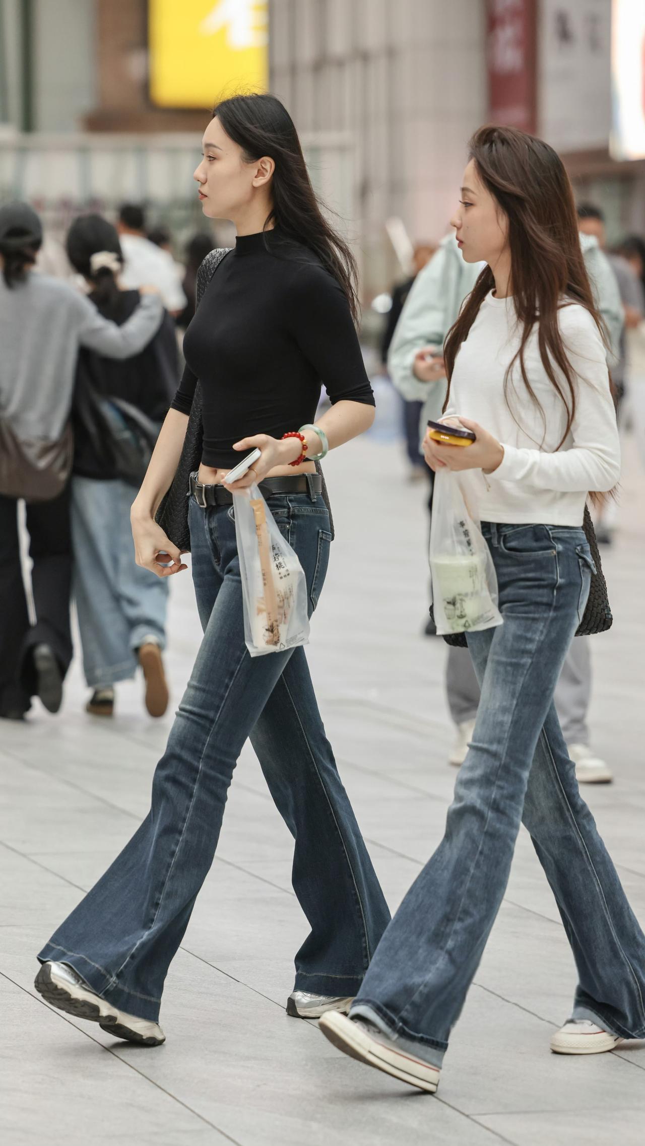 牛仔穿搭的美女