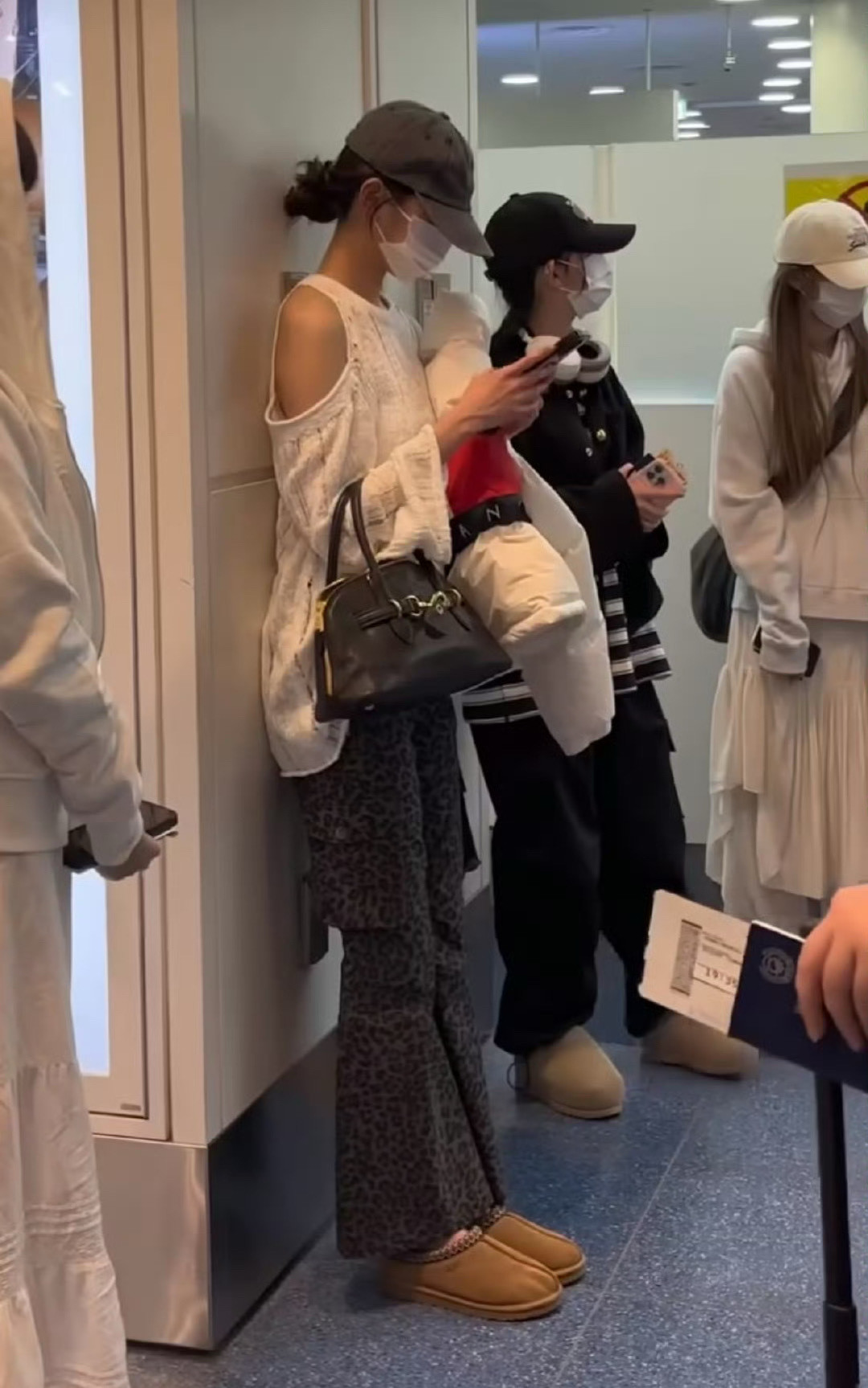 张元英穿搭各色棒球帽+黑白口罩+以黑白灰为主的简约穿搭+低丸子头意思就是怎么舒适