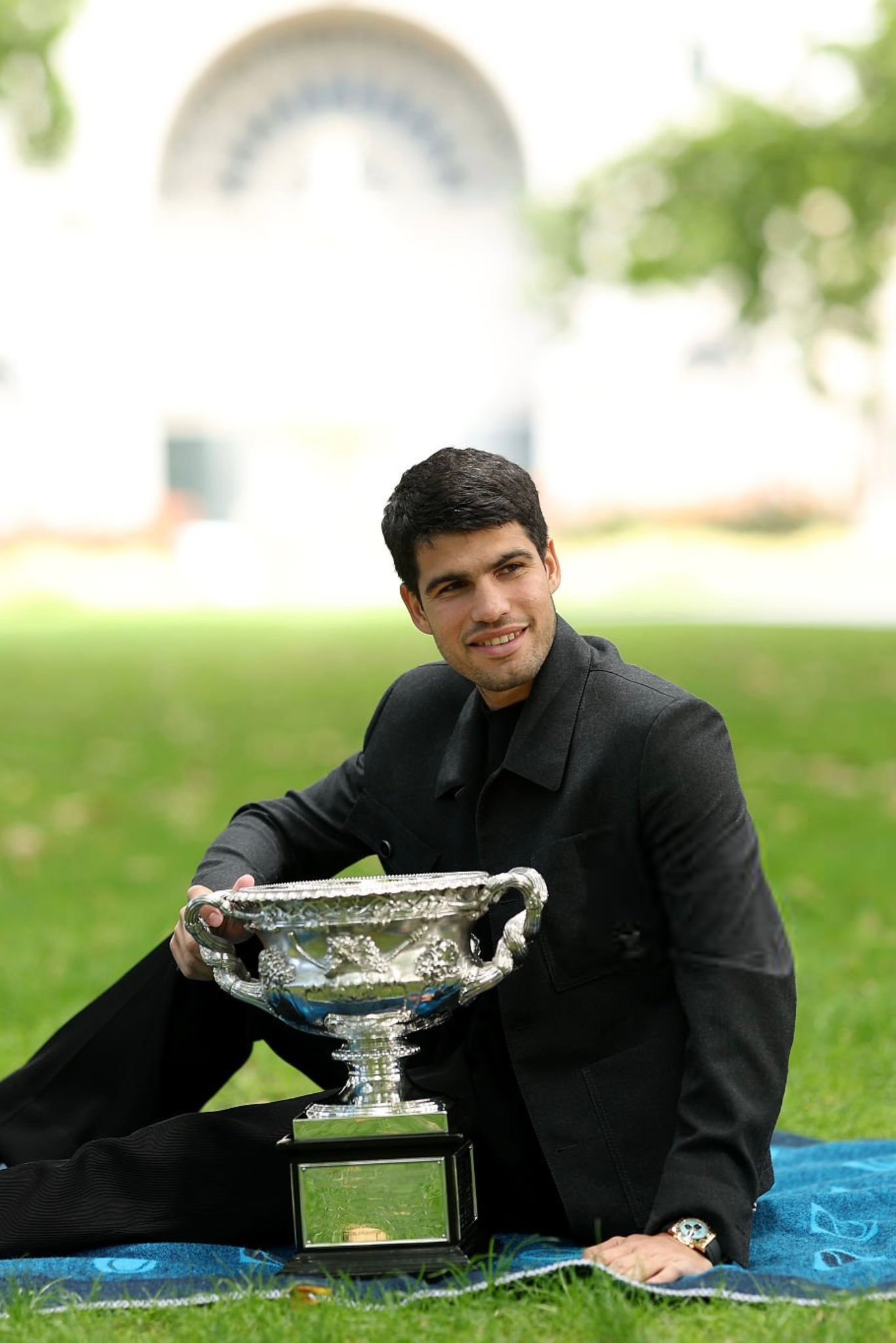 阿尔卡拉斯冠军写真阿尔卡拉斯澳网冠军写真来啦，一身黑真的很酷！还有，卡子的小丝