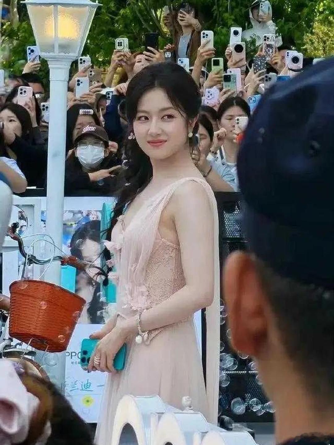 李兰迪这才是正常人的身材吧，这不是挺好看吗，为啥都要瘦成排骨