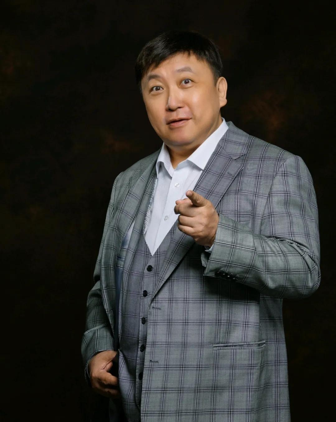 王晶说，许晋亨没能继承许家的百亿遗产，每个月只能领200万的生活费。其实，这是