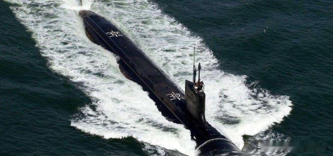 100米小船不简单，中国海军新布局曝光各位军迷朋友，最近中国海军悄悄下水了