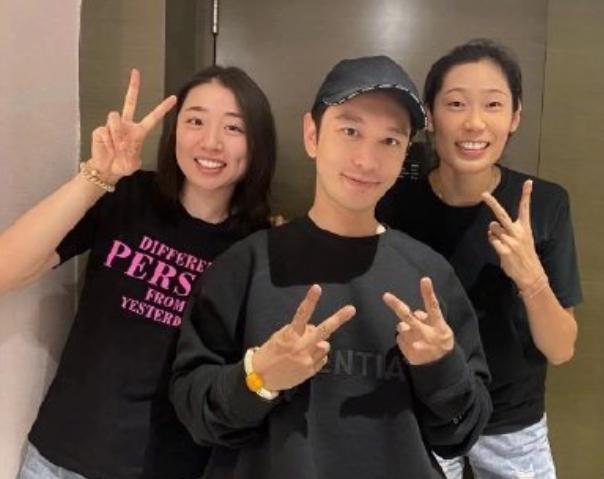 黄晓明与女排两大名将同框：朱婷龙眉凤目，樱唇榴齿，气质清甜；姚迪长发披肩，笑容灿