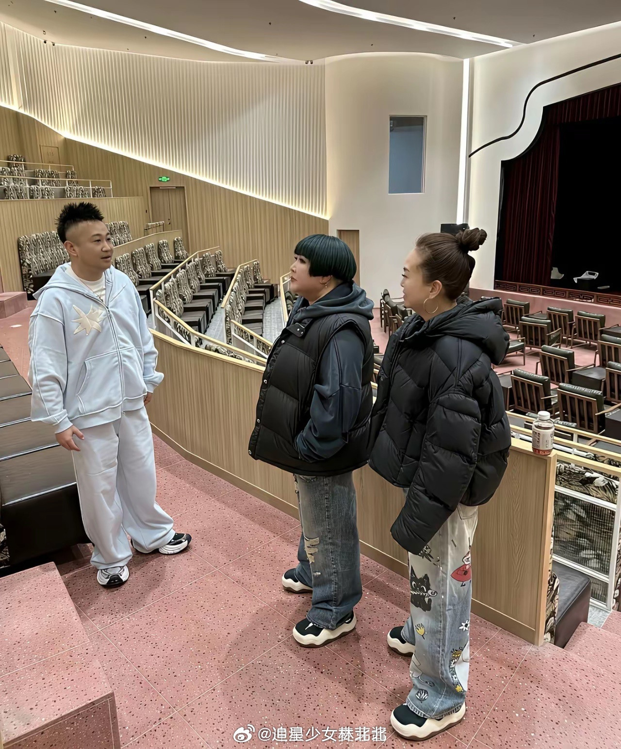 有点理解不了郭德纲老婆的打扮