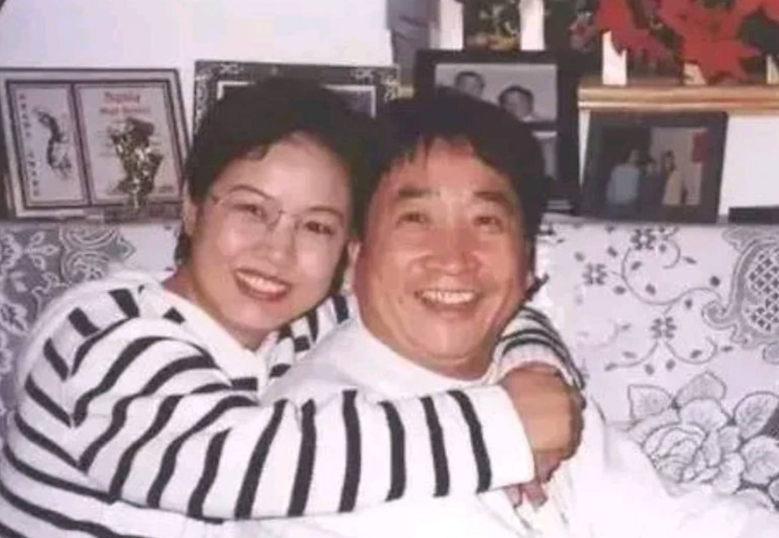 1998年，姜昆的老婆李静民从国外回来，看到一个小男孩在家里玩耍，感到事情不妙：