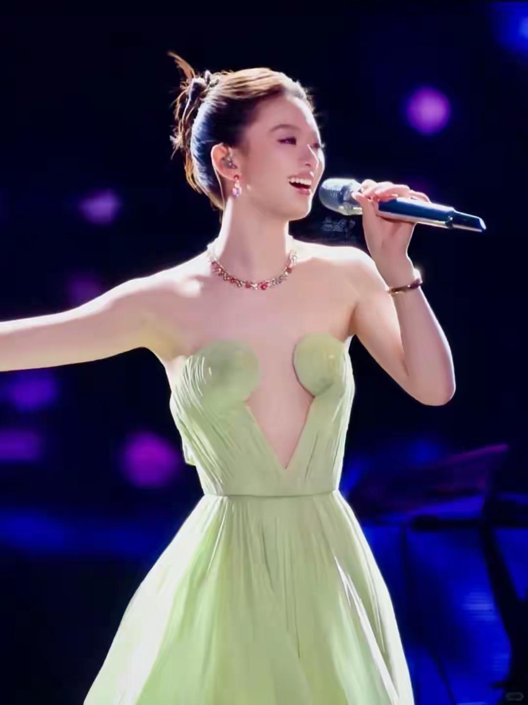 3月29号乐坛接连出事儿，李荣浩怒怼单依纯侵权，单依纯在深圳演唱会唱改编版《李白