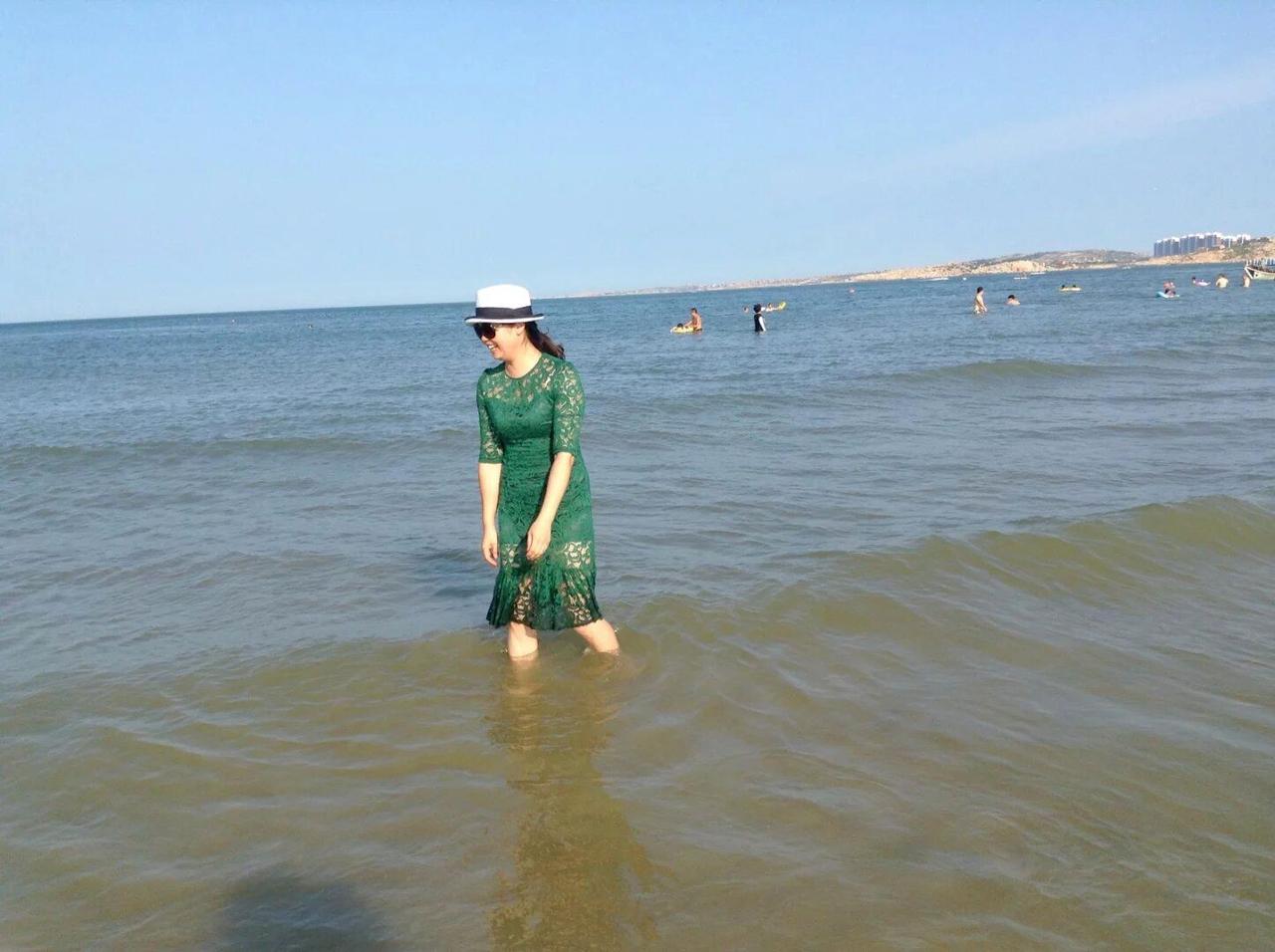 过去的时光配上旧时的老歌。是否能激起新的浪花。平潭海边踩水夏天怎么能不去海边松