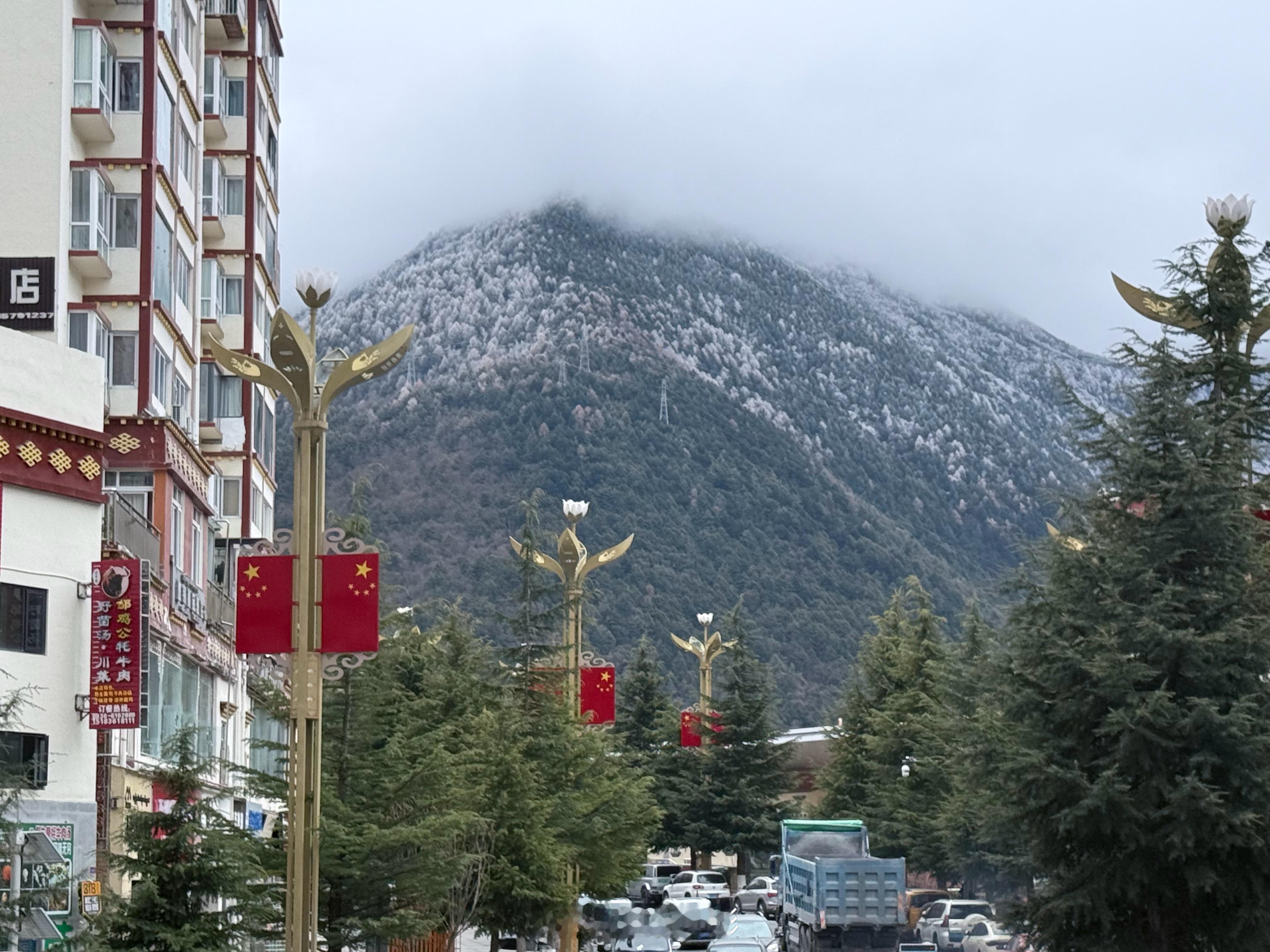 川越冰雪遇见你从成都开了4个小时到康定了，这次参加的活动是由理想汽车赞助，司机