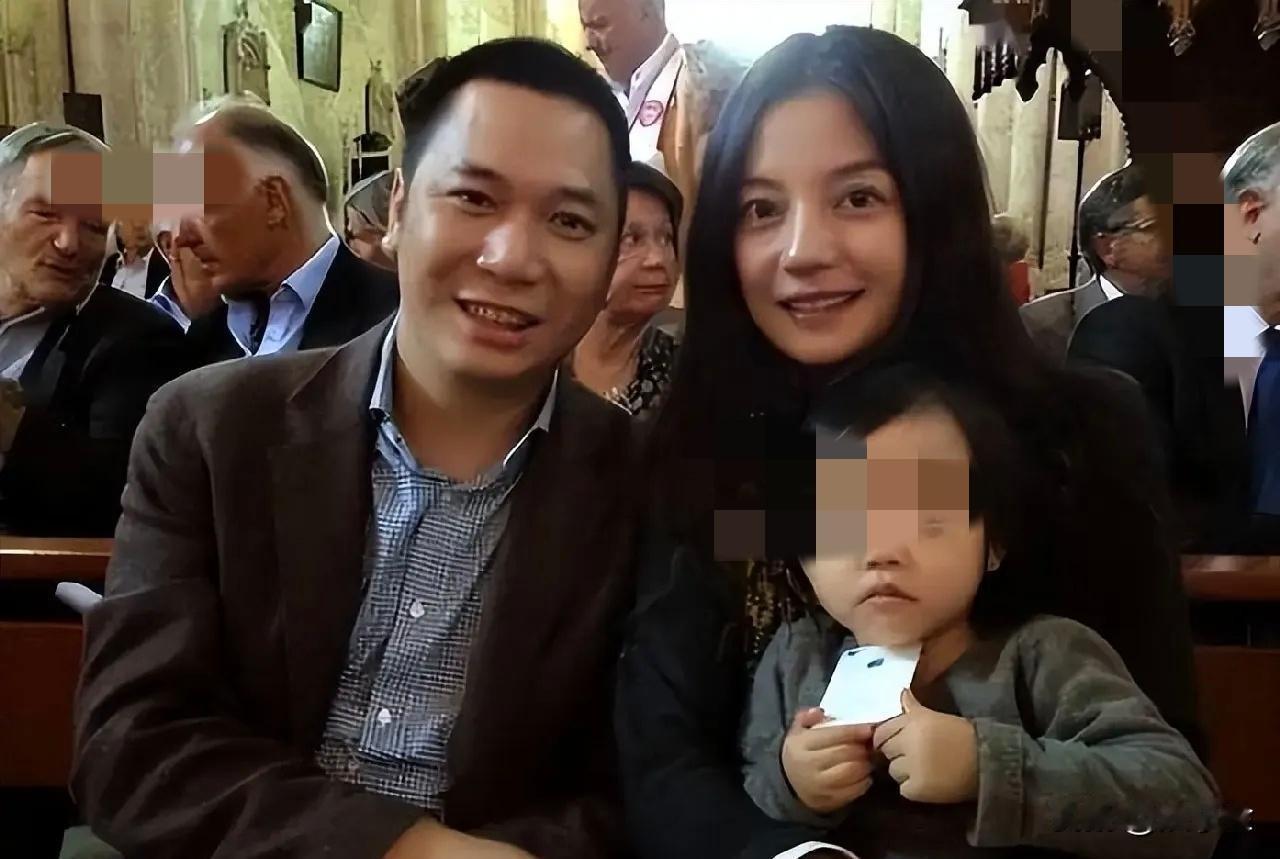 大眼睛小燕子赵薇终归让自己活成了一个“毒鸦”！当年还珠格格还历历在目，小燕子那