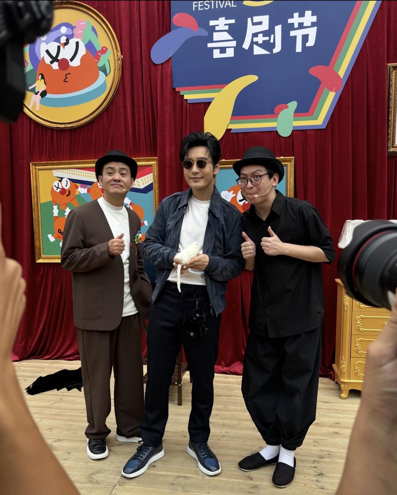 9月27日，有位网友在青岛偶遇黄晓明，他现身第二届青岛里院喜剧节的画面。黄晓明