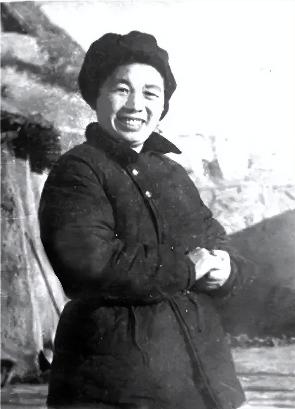 1937年，马步芳的儿子冲进父亲卧室，把枪“啪”地拍在桌上，怒道：“让女红军黄光