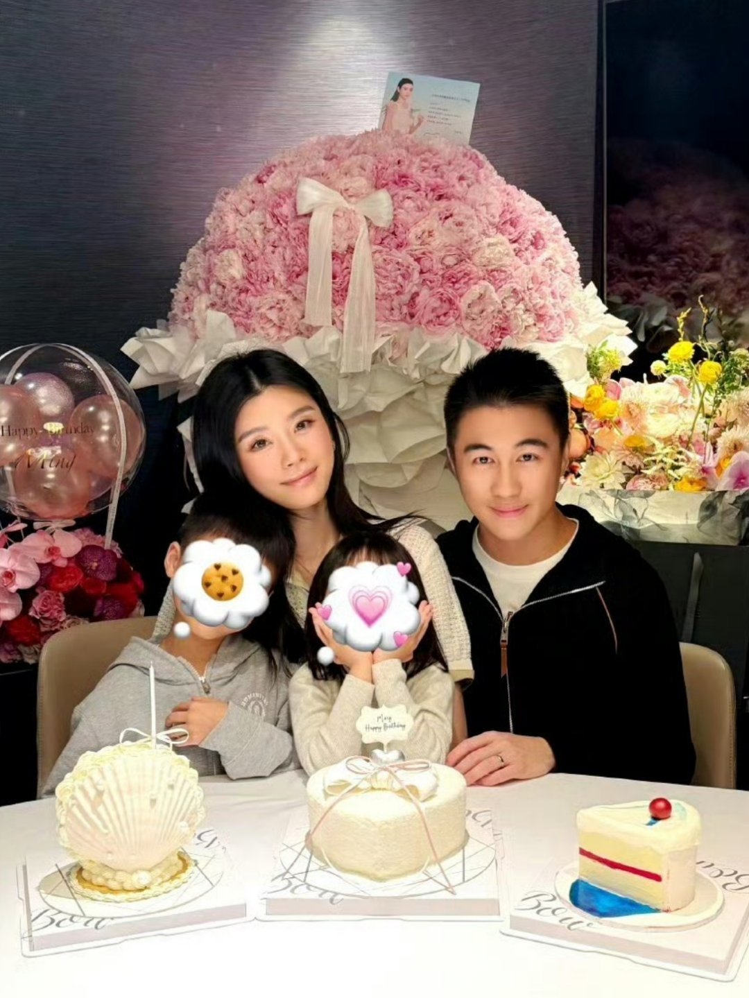 奚梦瑶37岁状态国际超模，豪门阔太奚梦瑶晒出一家四口庆生照。照片中的奚梦瑶和“