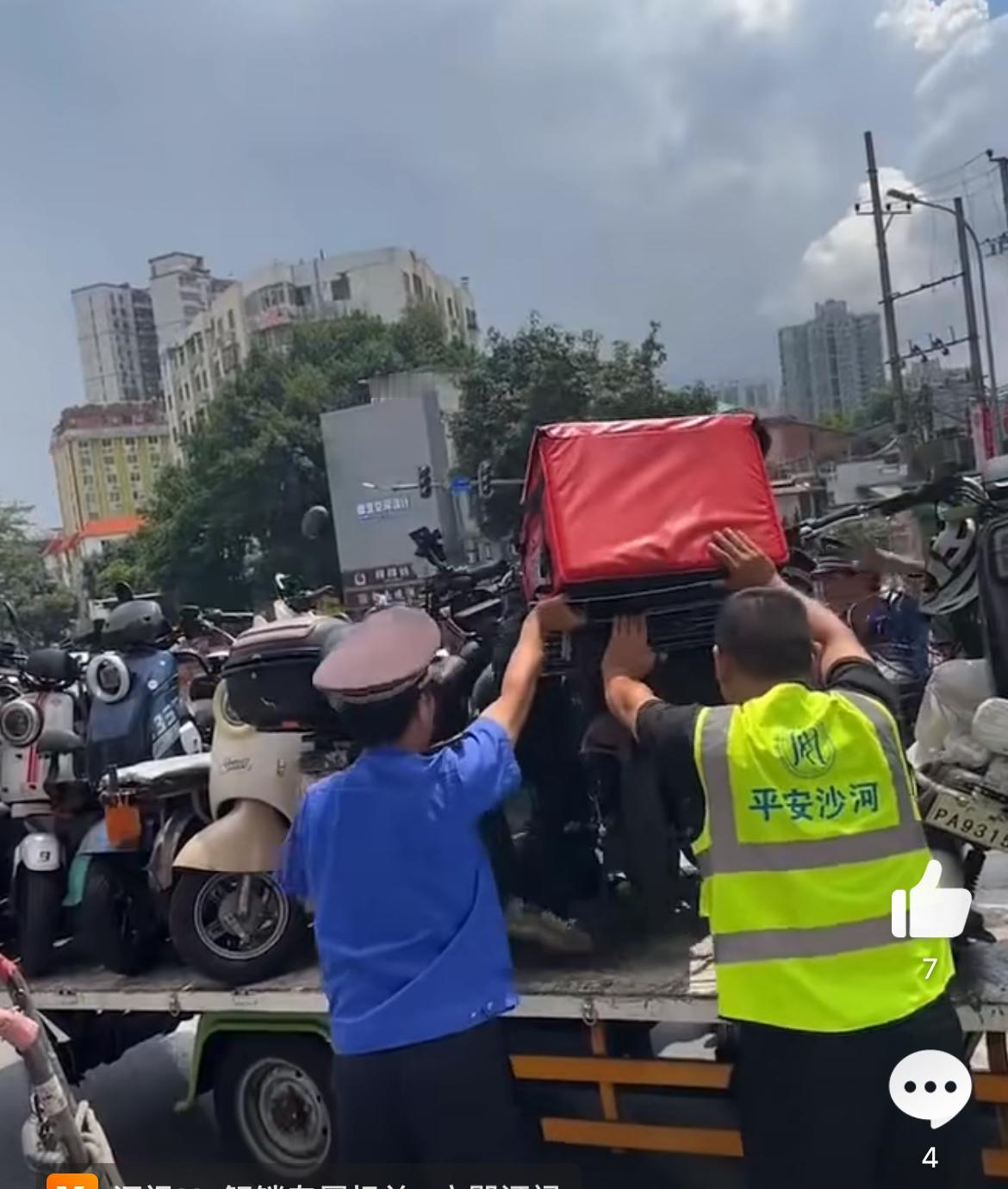 一个送外卖的男子电动车被没收，情绪崩溃，发出杀猪般的嚎叫，事发广州沙河顶服装市场
