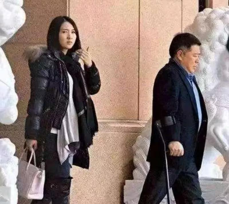 2008年，演员黎姿做生意失败，这时候弟弟又出了车祸，急需救命钱！她迫于无奈，找
