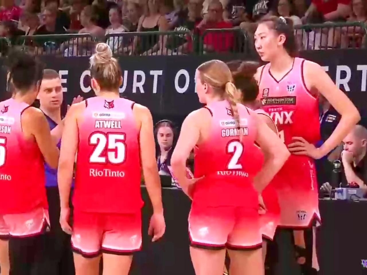 韩旭18分9板，加时犯满离场，WNBL总决赛获亚军韩旭迎来WNBL总决赛的第