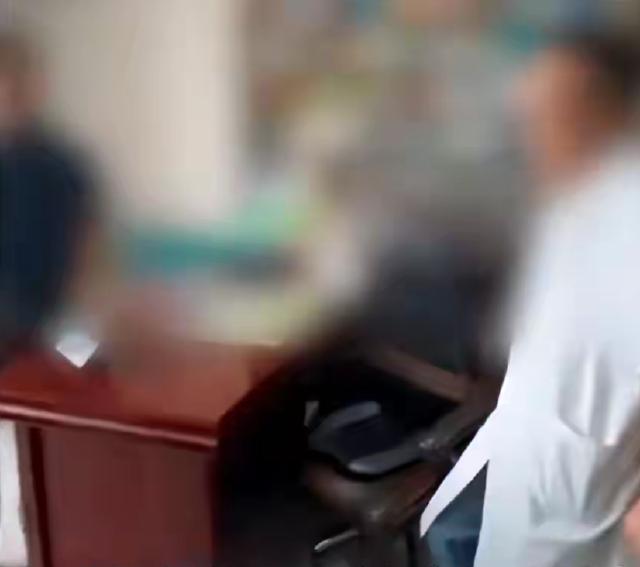 广西桂林，李振华（化名）称自己脚被钉子扎伤后去诊所打破伤风针，注射时发现大夫用的