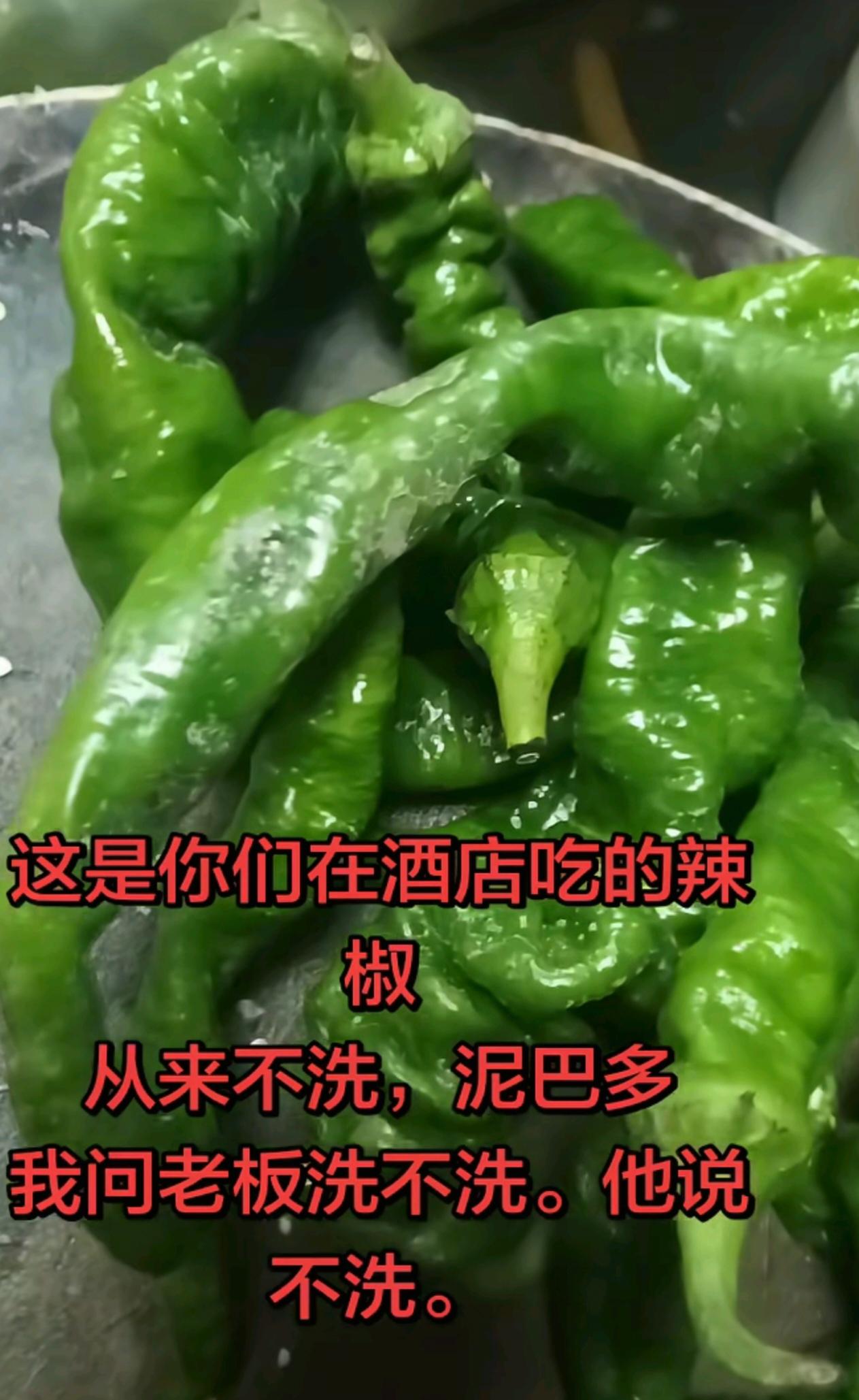 我哥在转转火锅店做过后厨，他说有很多菜，老板要求不洗，而且后厨连灶台煤气都没有，