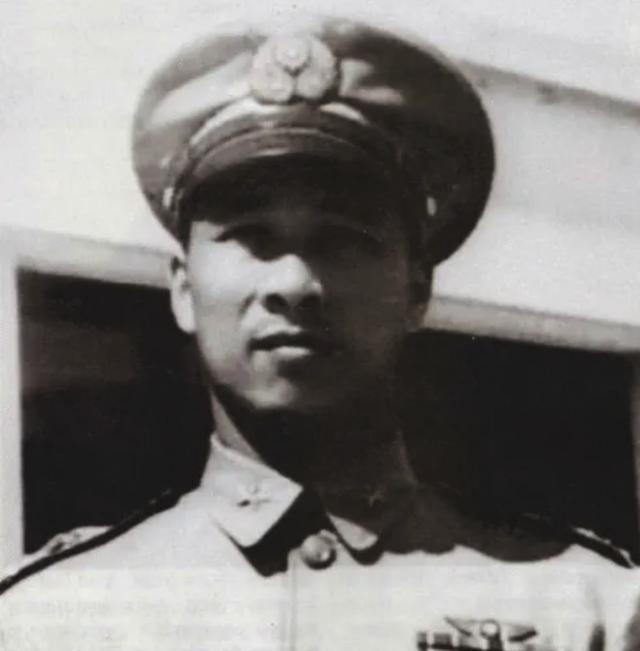 1966年，衣复恩给蒋介石开了10年专机，从没出过岔子。可这一年，莫名被捕，一关