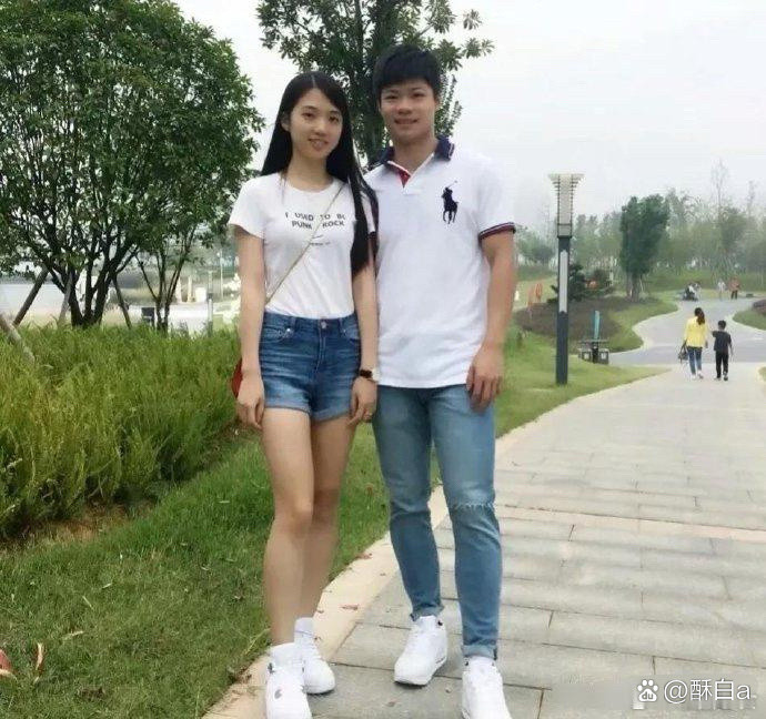 苏炳添与妻子年轻时照片，二人乃初中同学，初恋至今，属实可贵