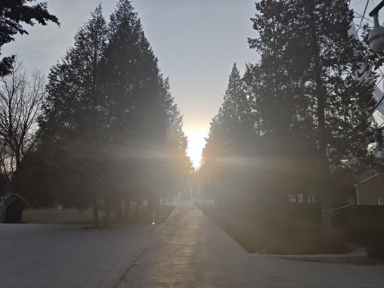 我认为年味越来越淡最大的原因就是攀比心理！首先中国家庭的教育理念就是：孩子必须出