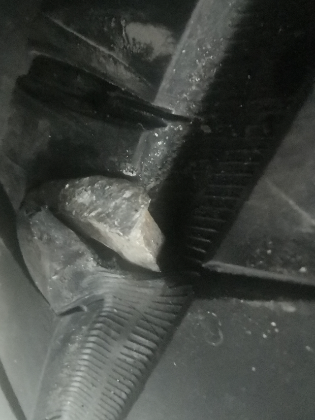 20寸的轮胎为啥这么贵这么脆弱y新车都还没有来得及上牌，在高架上就扎了一个很大