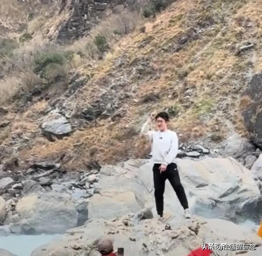 29岁云南虎跳峡落水的山东美术老师杜某遗体被找到了，卡在了水下5米的石缝当中，距