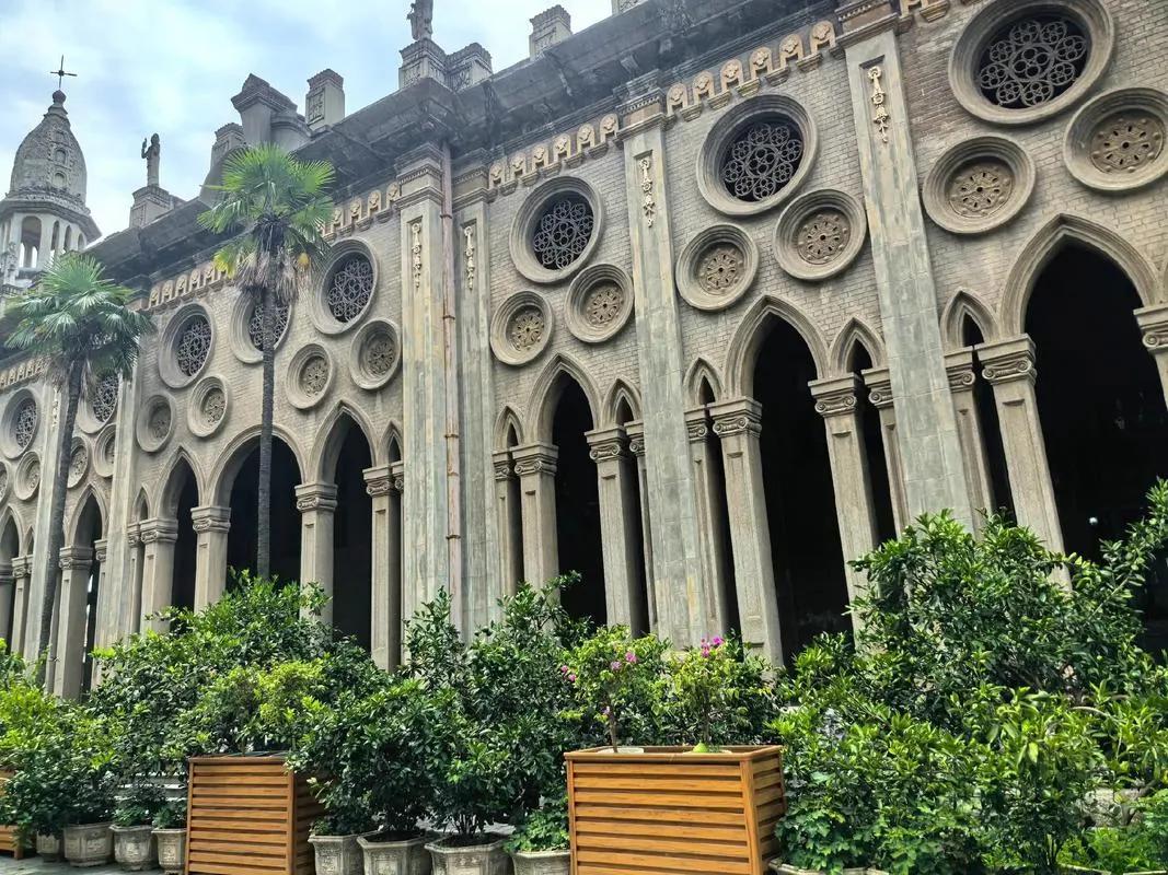 江城奋进，岁末华章，在时光长河中，2025年的武汉，宛如一幅徐徐展开的壮美画卷，