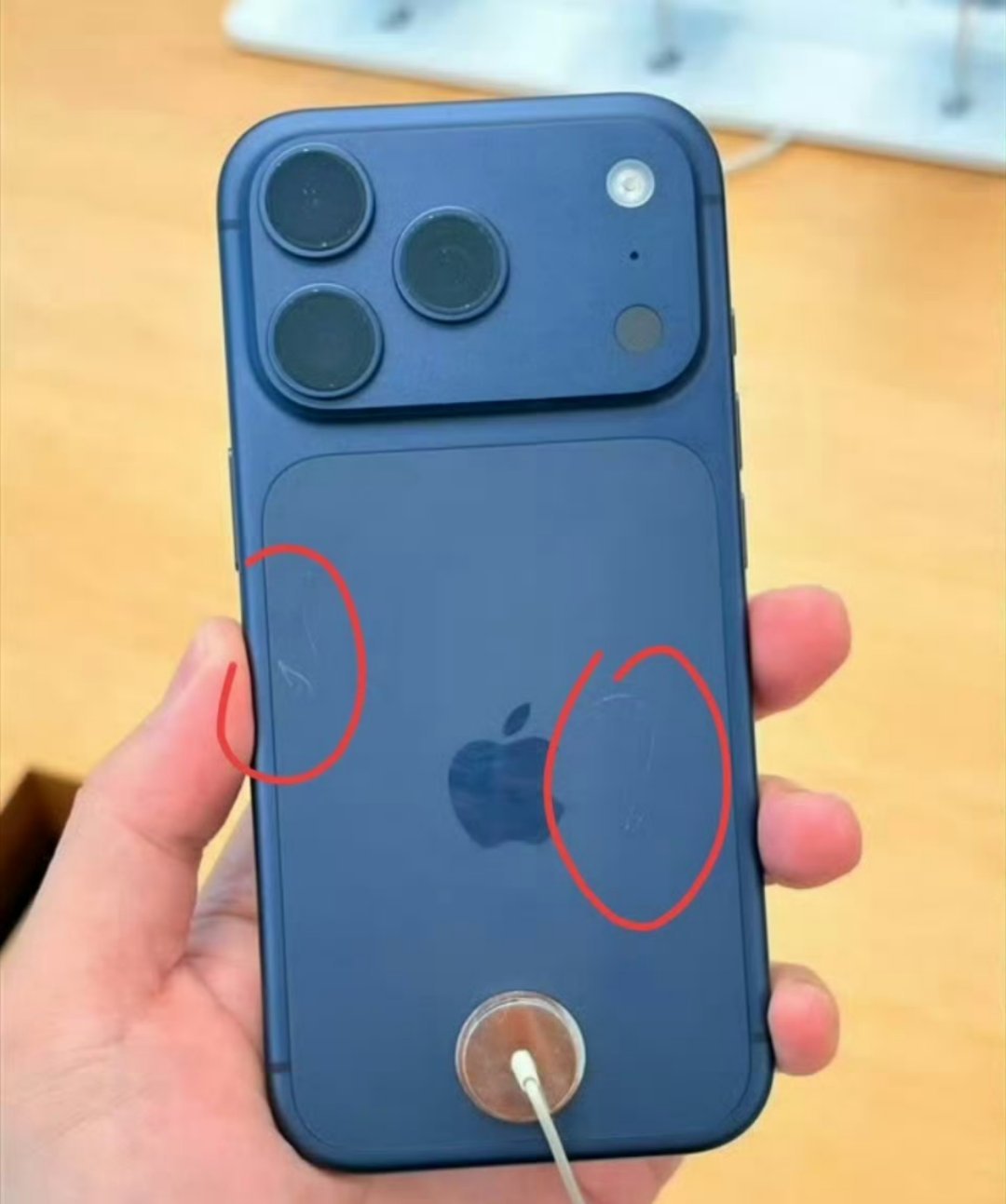 iPhone17系列展示机刮痕原因铝合金还是没有钛合金抗刮，买回去不适合裸机，只