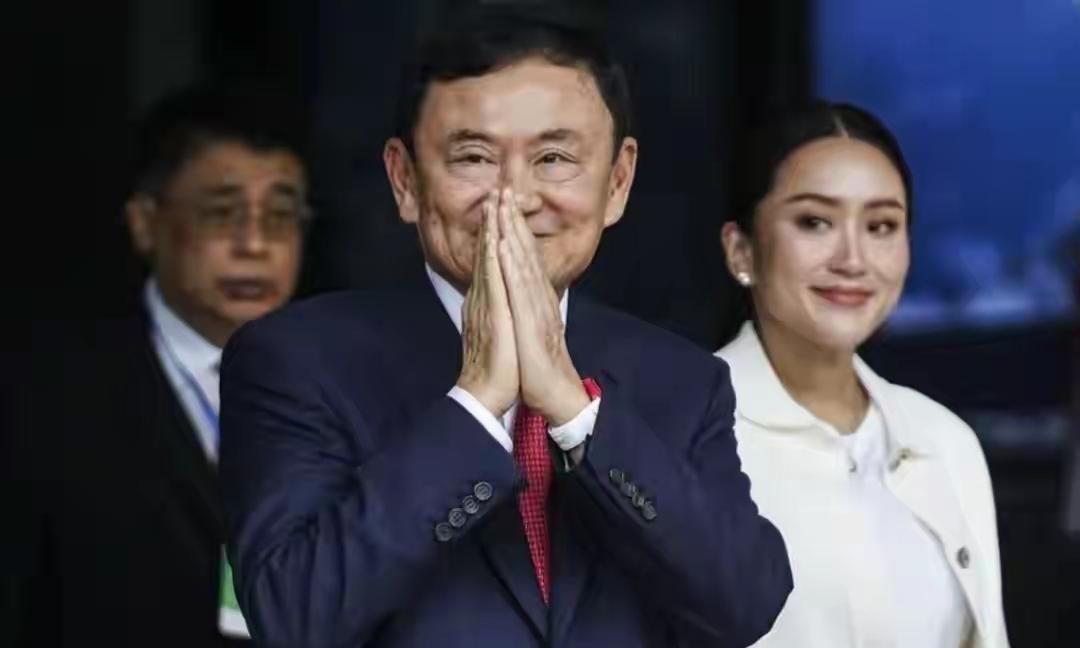 泰国人们看到了现实的残酷性，佩通坦他在新的内阁中已经不再担任文化部长。这时候，他