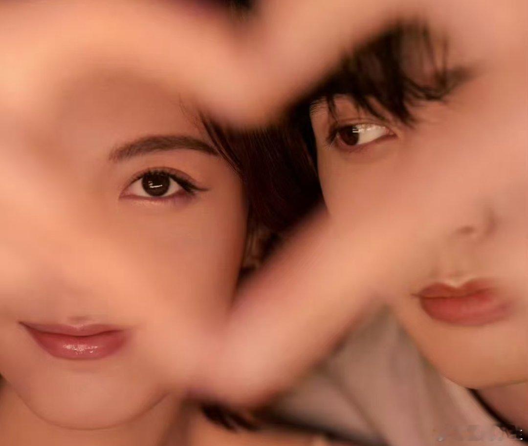 宋威龙赵今麦抱着同一束花虽然一个是活动方给的花，但是另一个会想着抱同一束花，特意