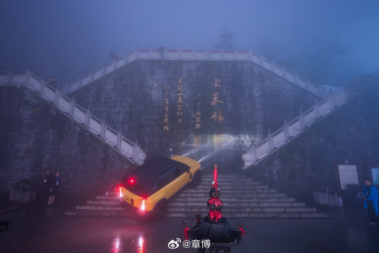 这几天的天门山太抽象了，雾太大啥也看不见，风景全靠自己定义，最后值回票价还是看你