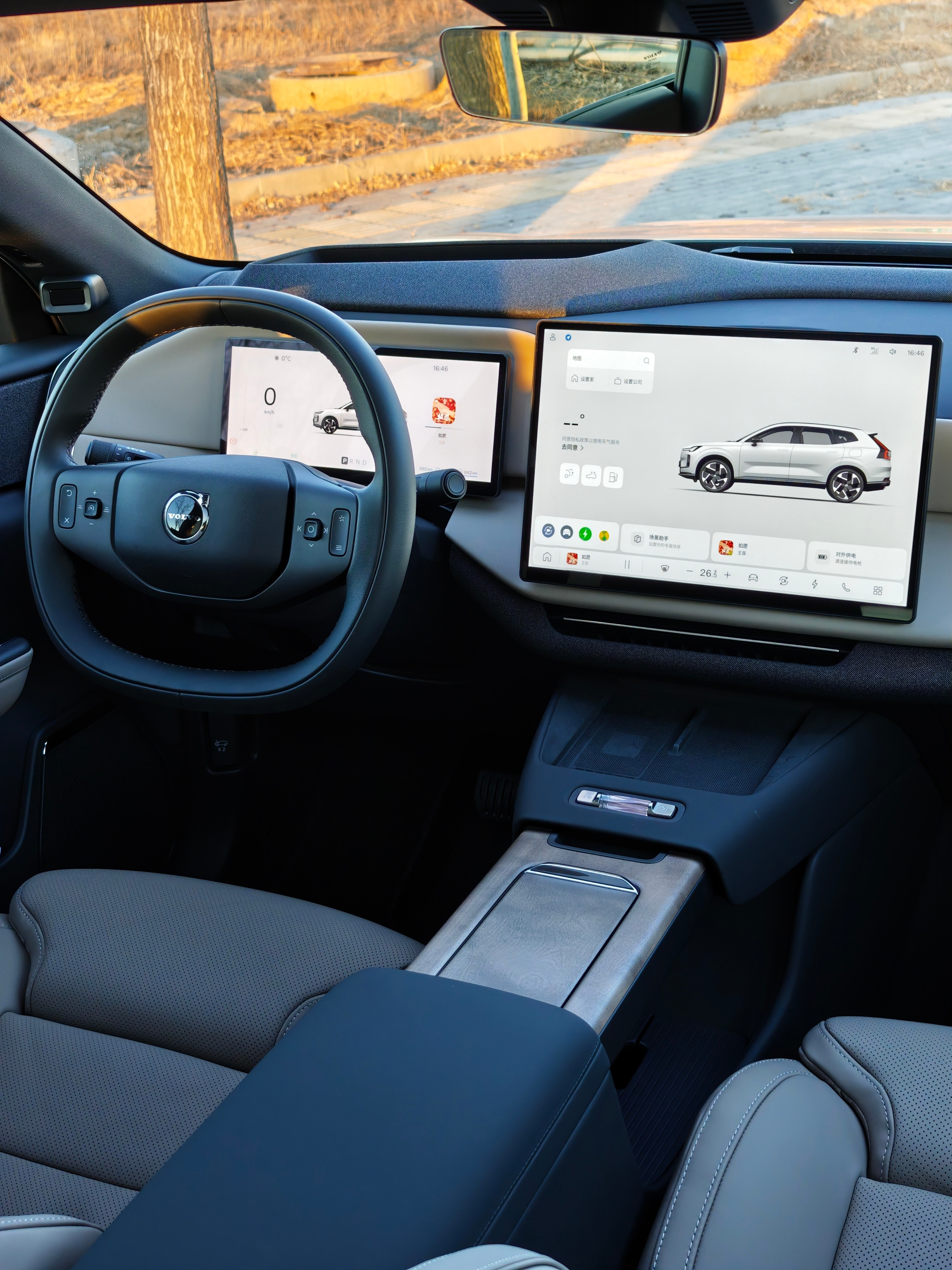 总有人说沃尔沃XC70就是领克08的换壳事实上，这俩车虽然有一些关联，但出自不同