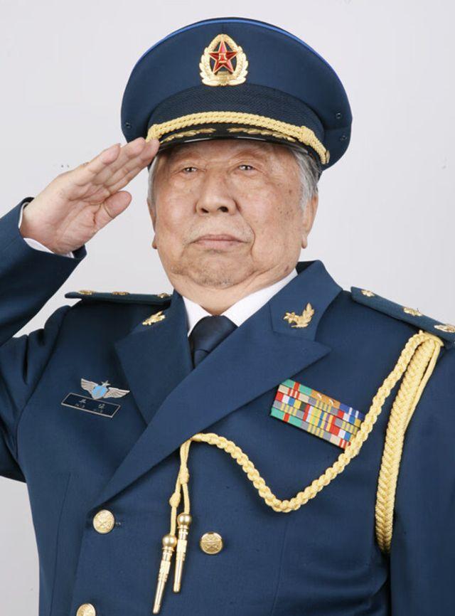 他是文职人员被废止前，级别的最高的人，没有之一，生前享受上将待遇，专业技术一级、