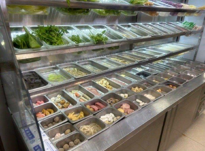 麻辣烫这么摆，客人来了就走今天真是惨淡的一天啊周边店铺都坐满了人，可我家始终