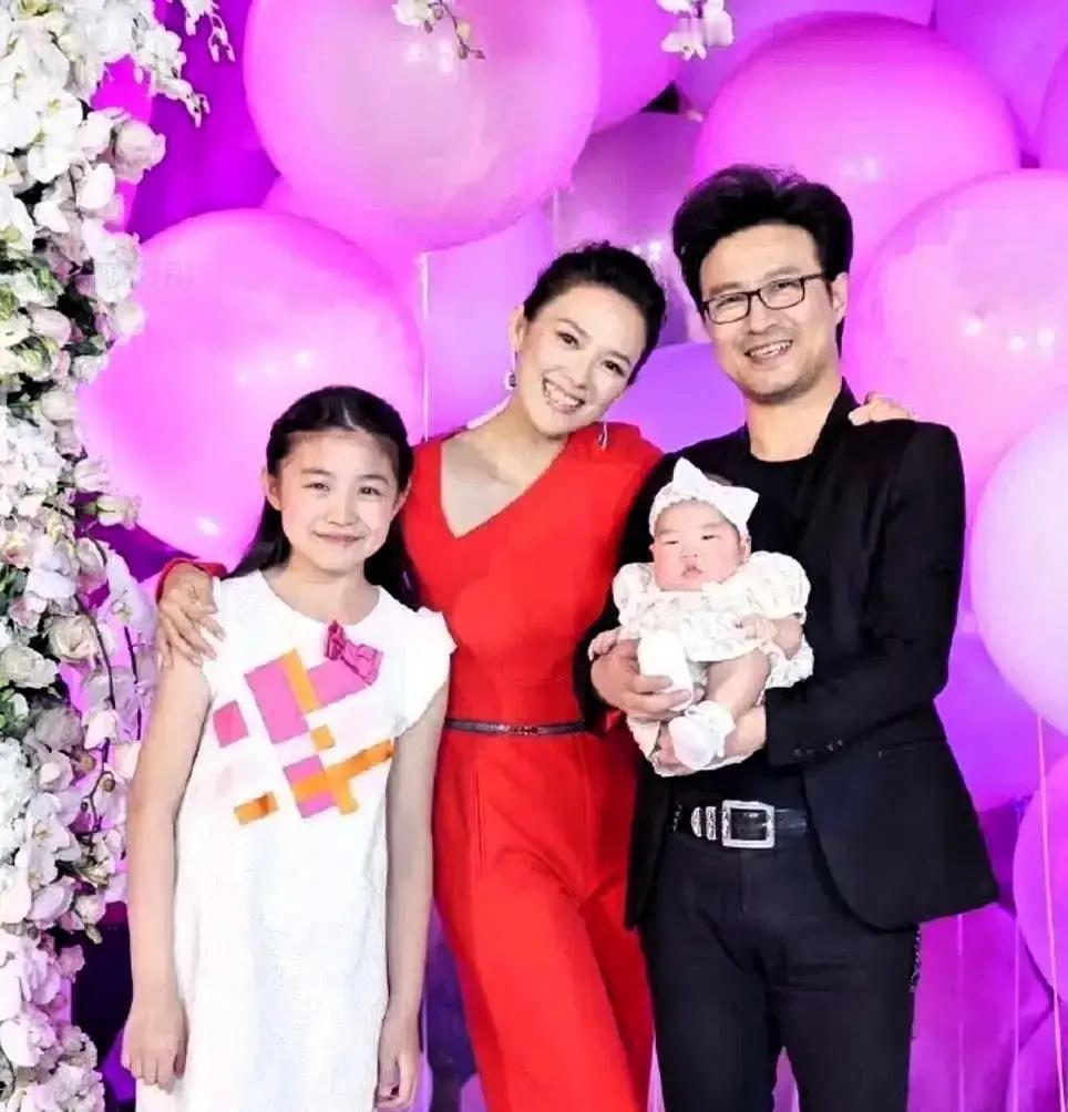 汪峰家的小女儿一身名牌，二女儿却背着旧包躲镜头。这反差，也太扎眼了吧？章子怡