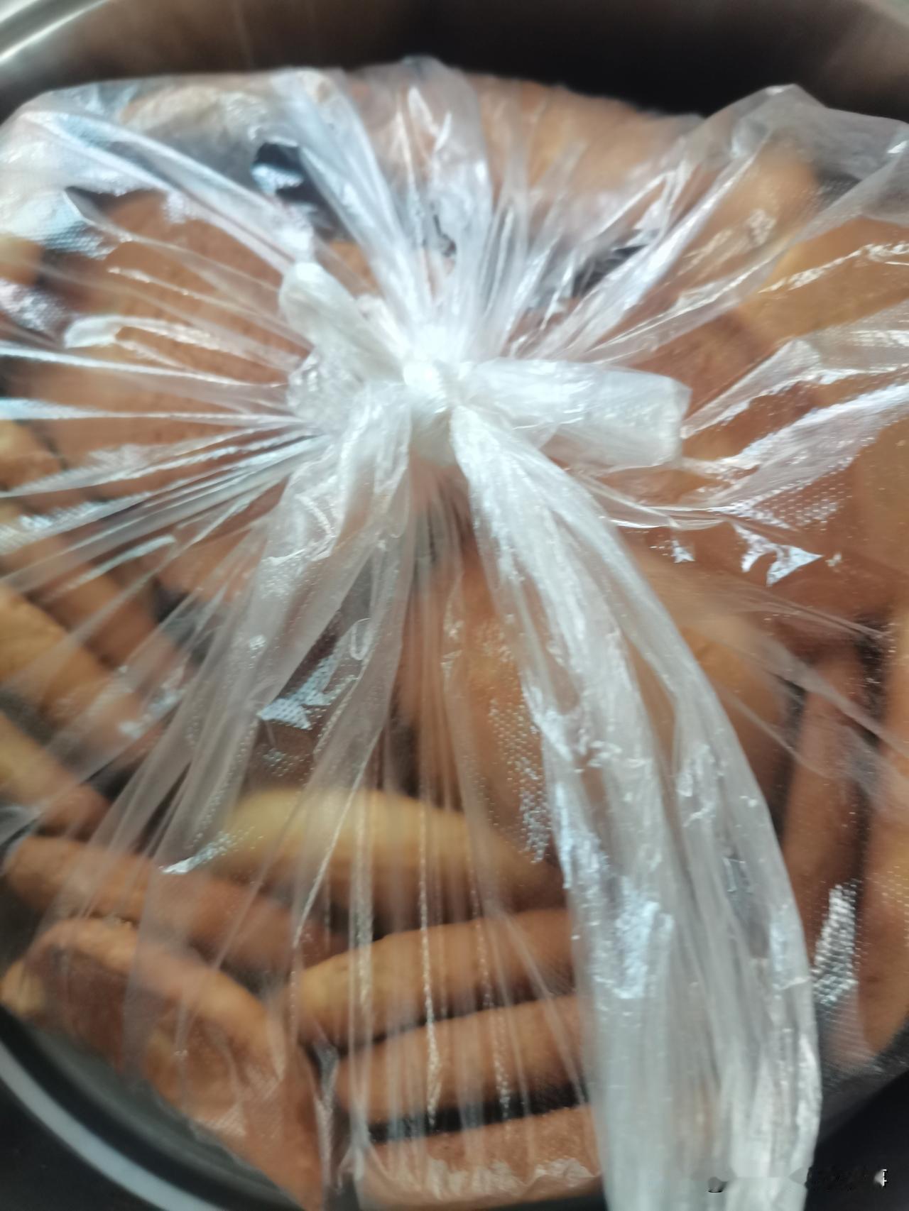 这桃酥太甜了，吃不了。村里来加工烤桃酥的，十斤面粉四斤花生油，四斤白糖。加工