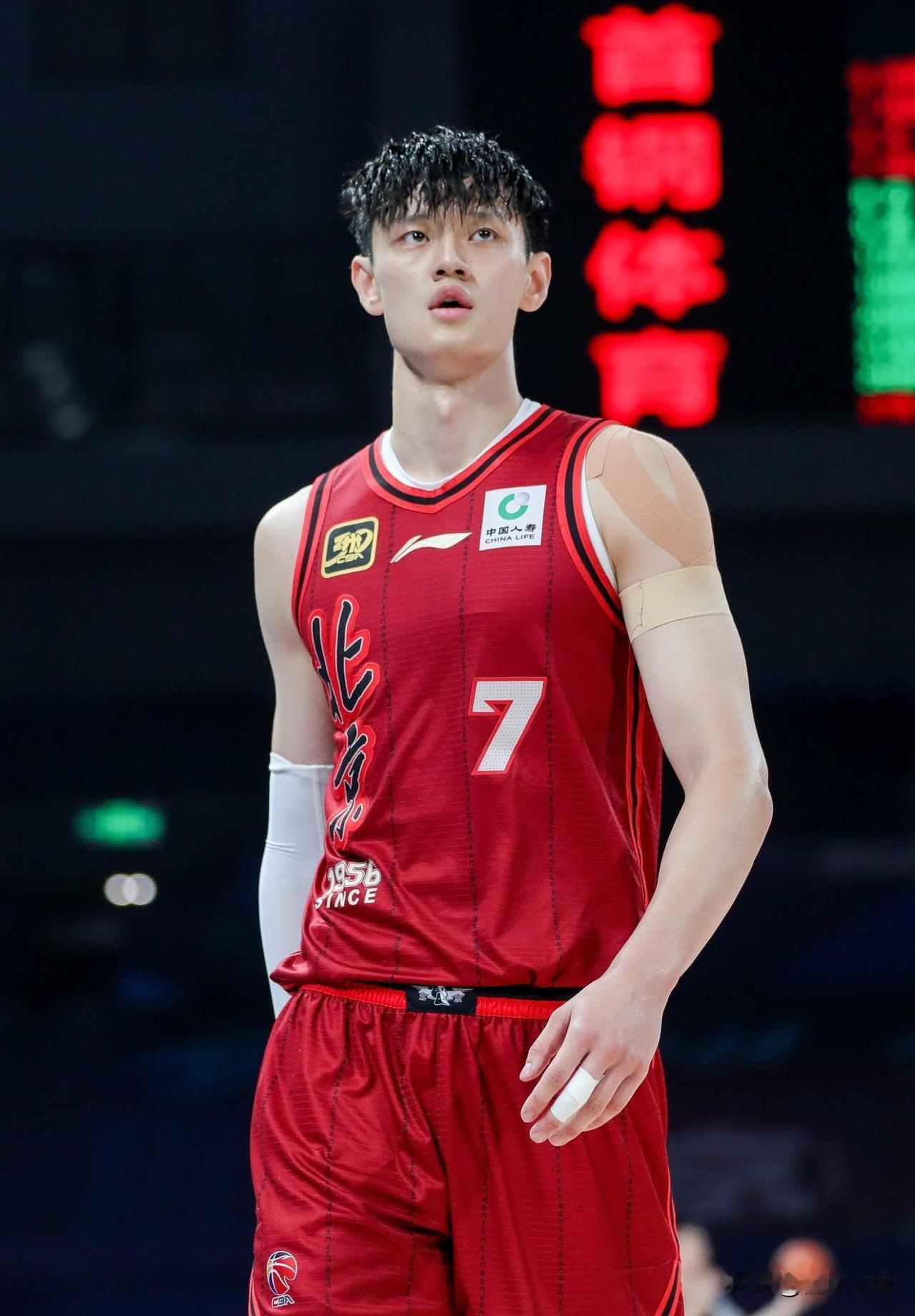 降维打击CBA，曾凡博CBA首秀爆砍18分带领北京大胜广东31分!在刚刚进行