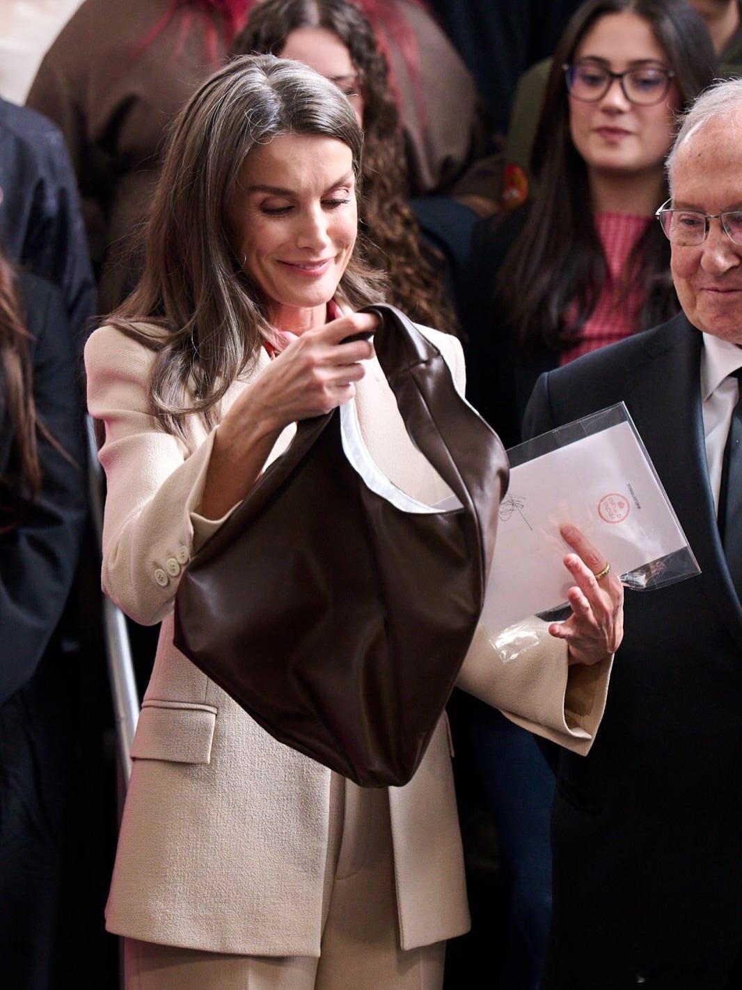 西班牙王室🇪🇸4月8日，莱蒂齐亚王后出席西班牙商会“青年人才”项目十周年活