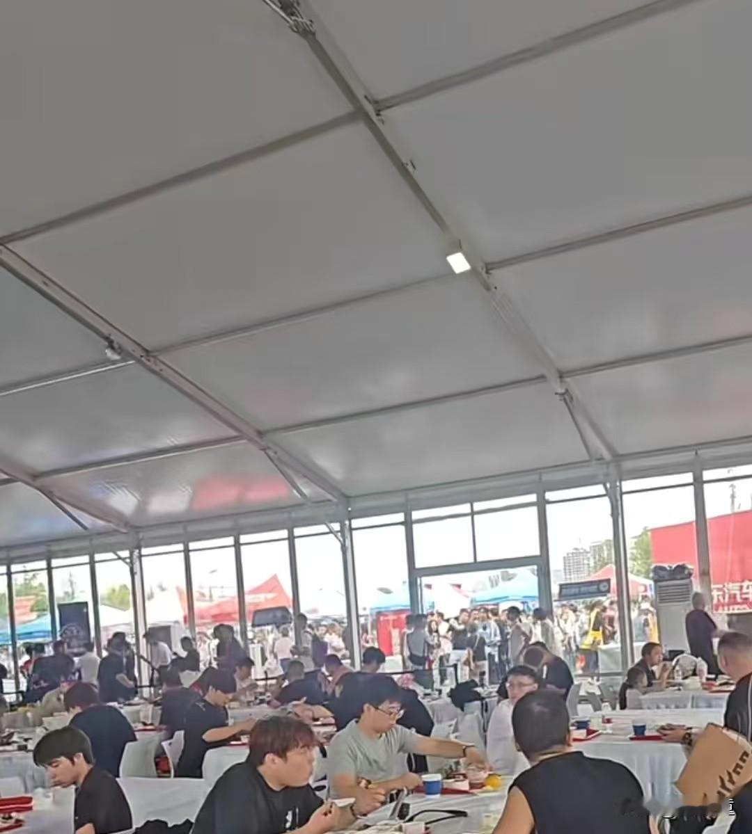 张雪机车的车主们，简直让人眼红到“面目全非”！这次摩博会期间，张雪机车在重庆国