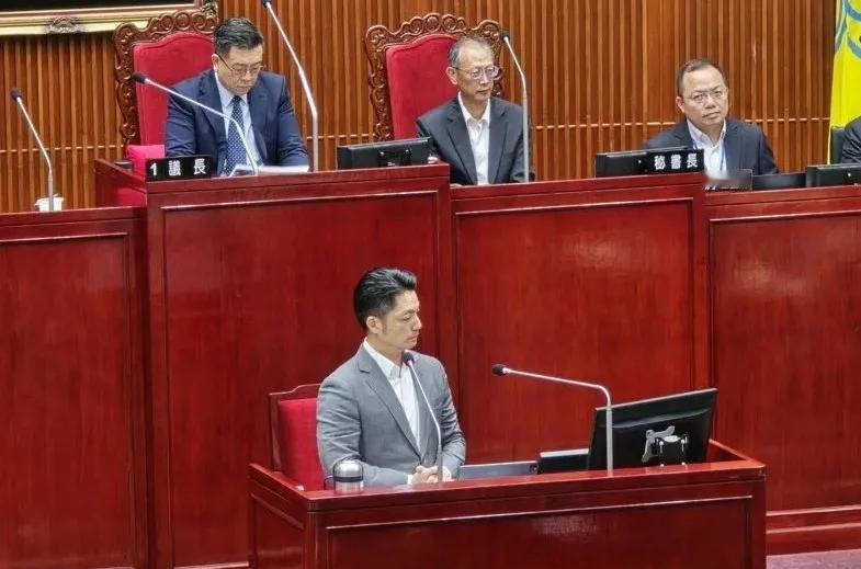 郑丽文今天说，两岸都是中国人。蒋万安今天在台北市议会接受质询，民进党议员质问蒋