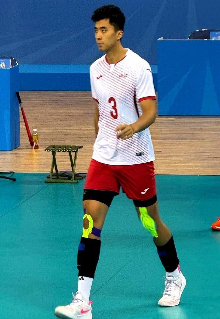 张景胤在社交账号说："很遗憾没有和队伍在场上拼到最后一刻，大家辛苦了，我们不说抱