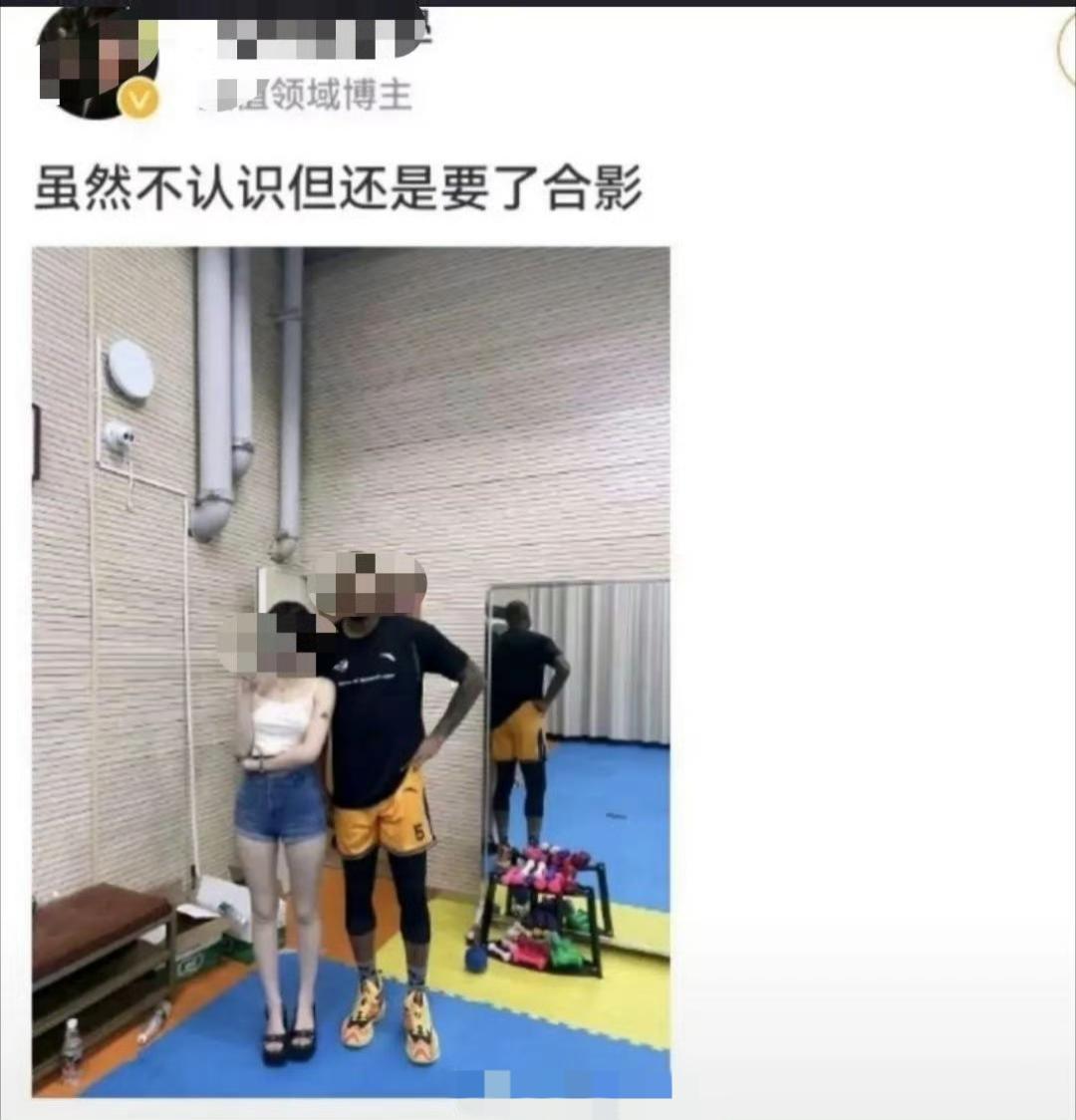 上回在外就餐，来了几个老外，就有几个女生跑过去找人家合影，这种真心理解不了…[捂