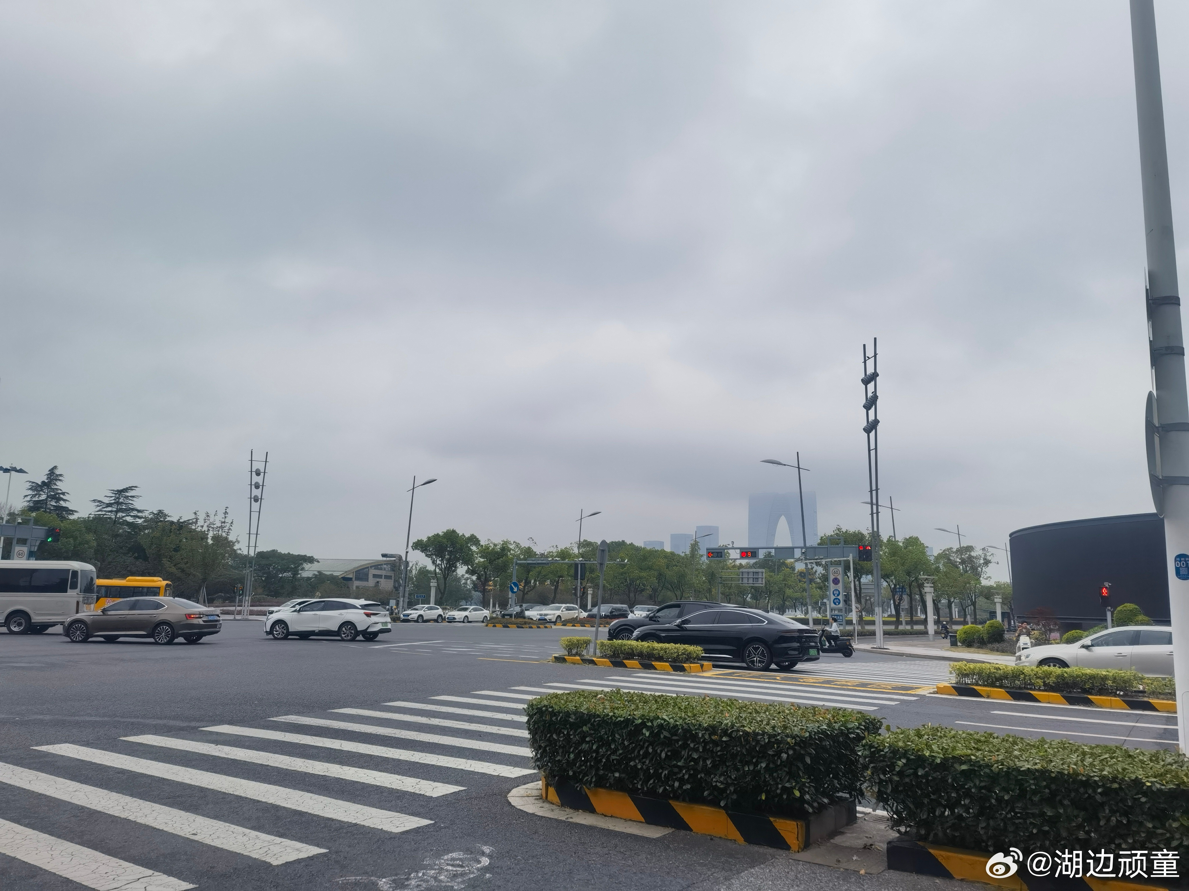 【又见堵门】在多个小区大门遇见车子堵门，是开车人故意堵门！为何堵门？是门卫不放行，于是堵门！为何不放